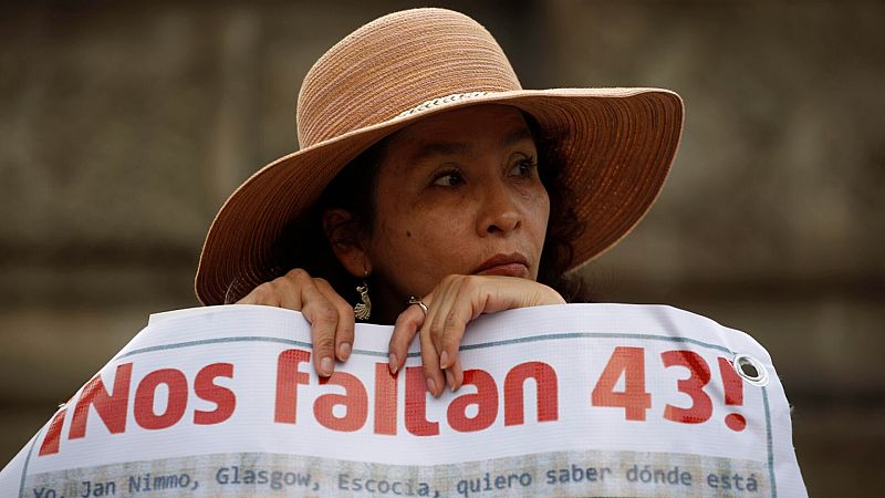 Imagen de archivo de una mujer sujetando una pancarta de apoyo a los 43 estudiantes de Ayotzinapa , México.