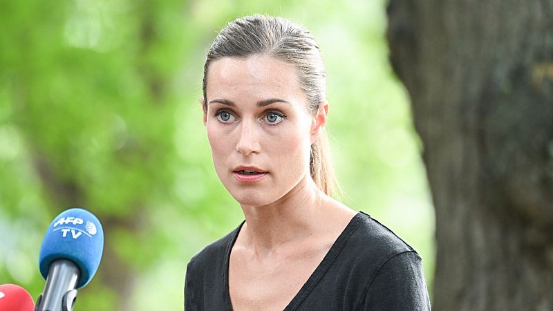 La primera ministra de Finlandia, Sanna Marin, atiende a los medios de comunicación