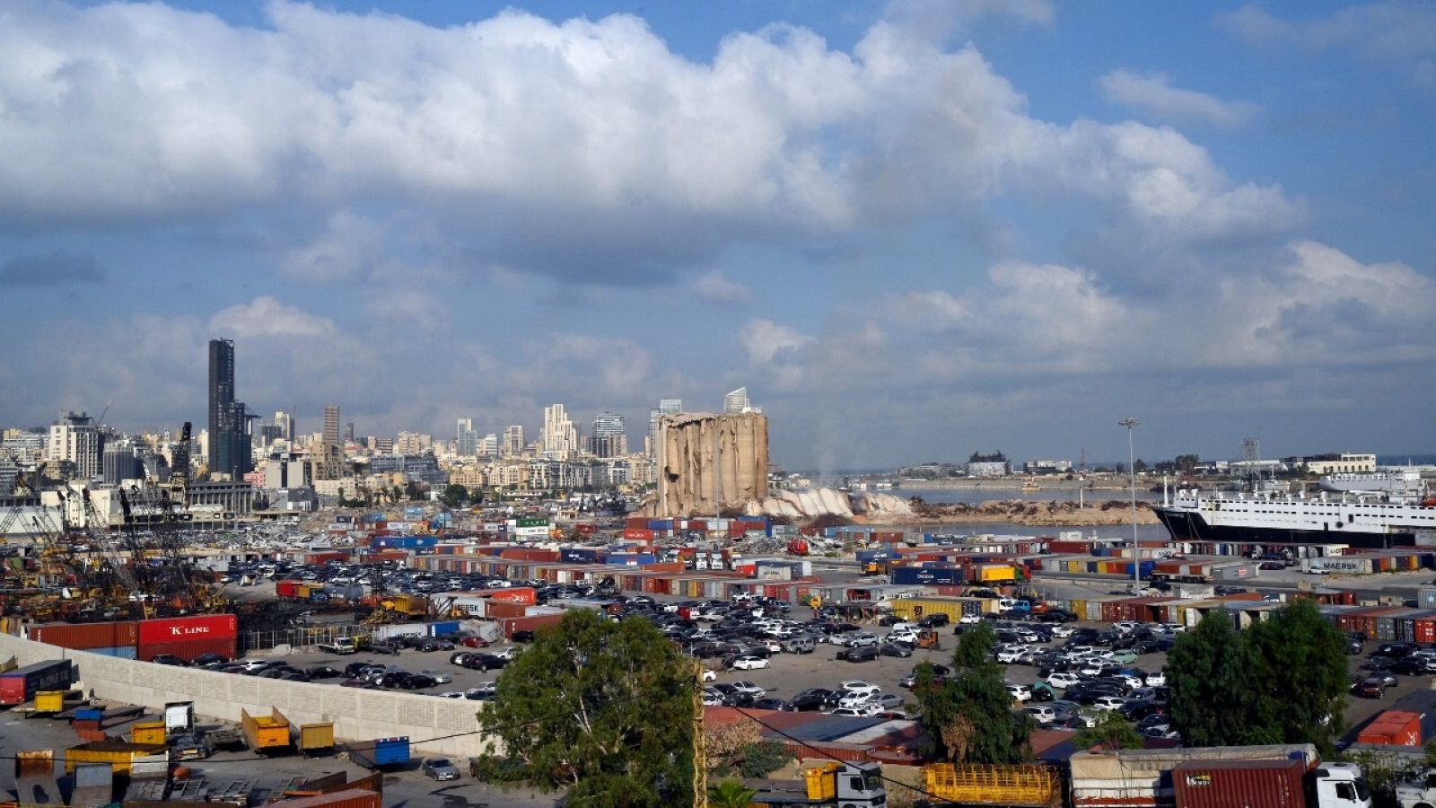 Una nube de polvo se levanta tras el último derrumbe de las ruinas del silo en el puerto de Beirut