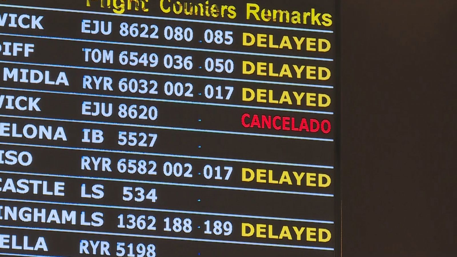 Una de les pantalles de l'aeroport de Palma amb vols afectats per les vagues d'aquest estiu