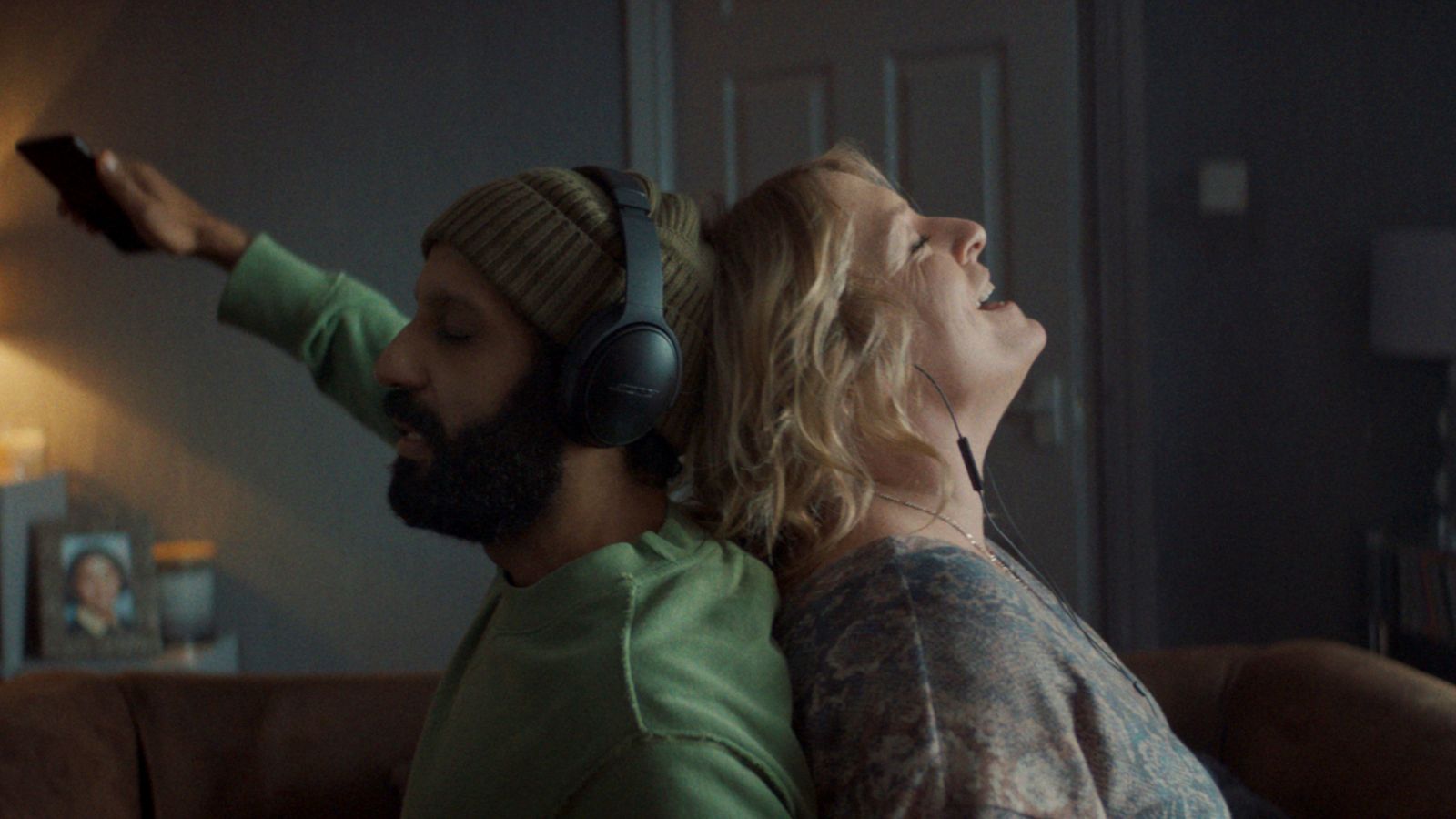 Adeel Akhtar como Ali y Claire Rushbrook como Ava.