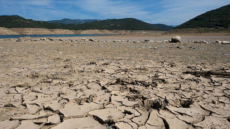 Vista del embalse de Rialb (Lleida) tomada este lunes en el antiguo pueblo de Tiurana