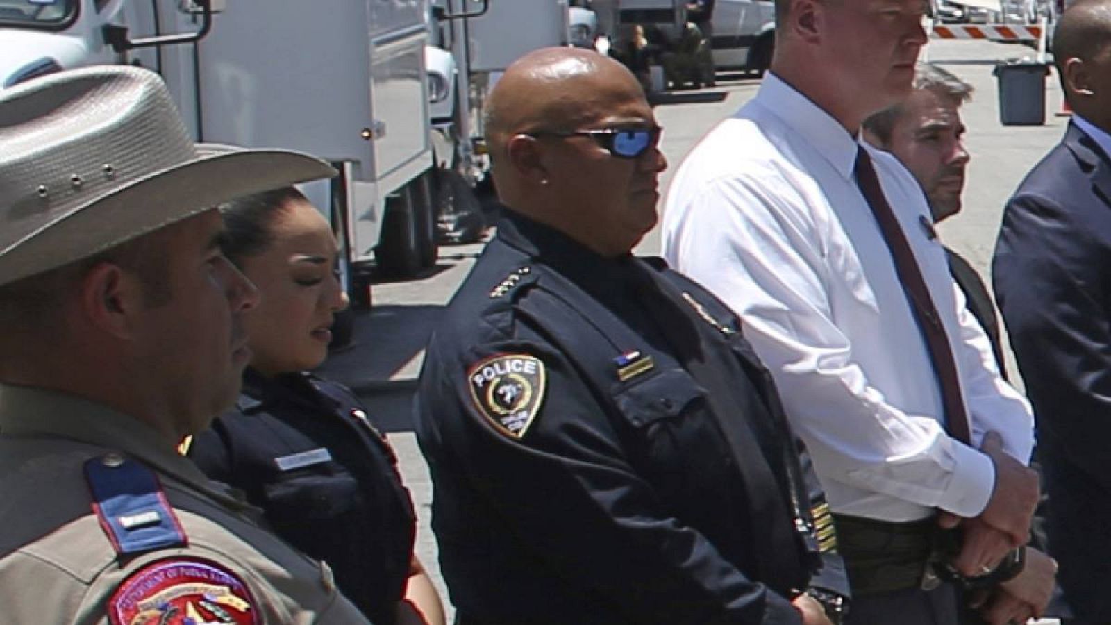 El jefe de policía de la escuela Uvalde, Pete Arredondo, tercero desde la izquierda, durante una conferencia de prensa afuera de la escuela primaria Robb el 26 de mayo de 2022 en Uvalde, Texas.