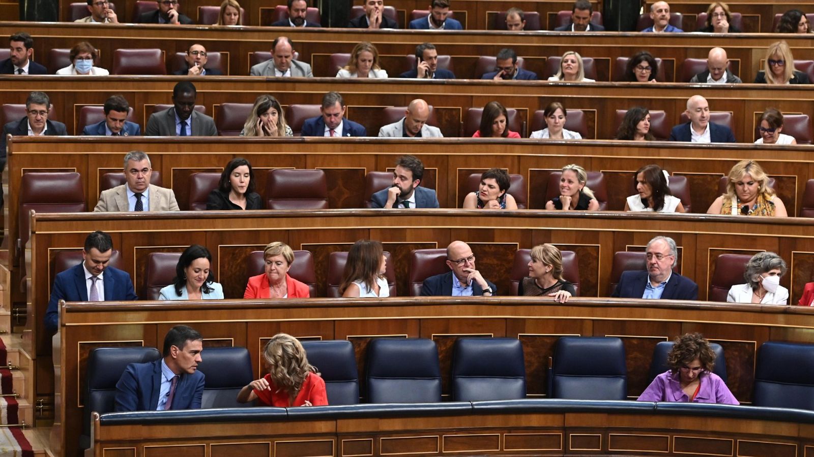 El presidente del Gobierno, Pedro Sánchez, la vicepresidenta segunda y ministra de Trabajo, Yolanda Díaz, y la ministra de Hacienda, María Jesús Montero, en el Congreso