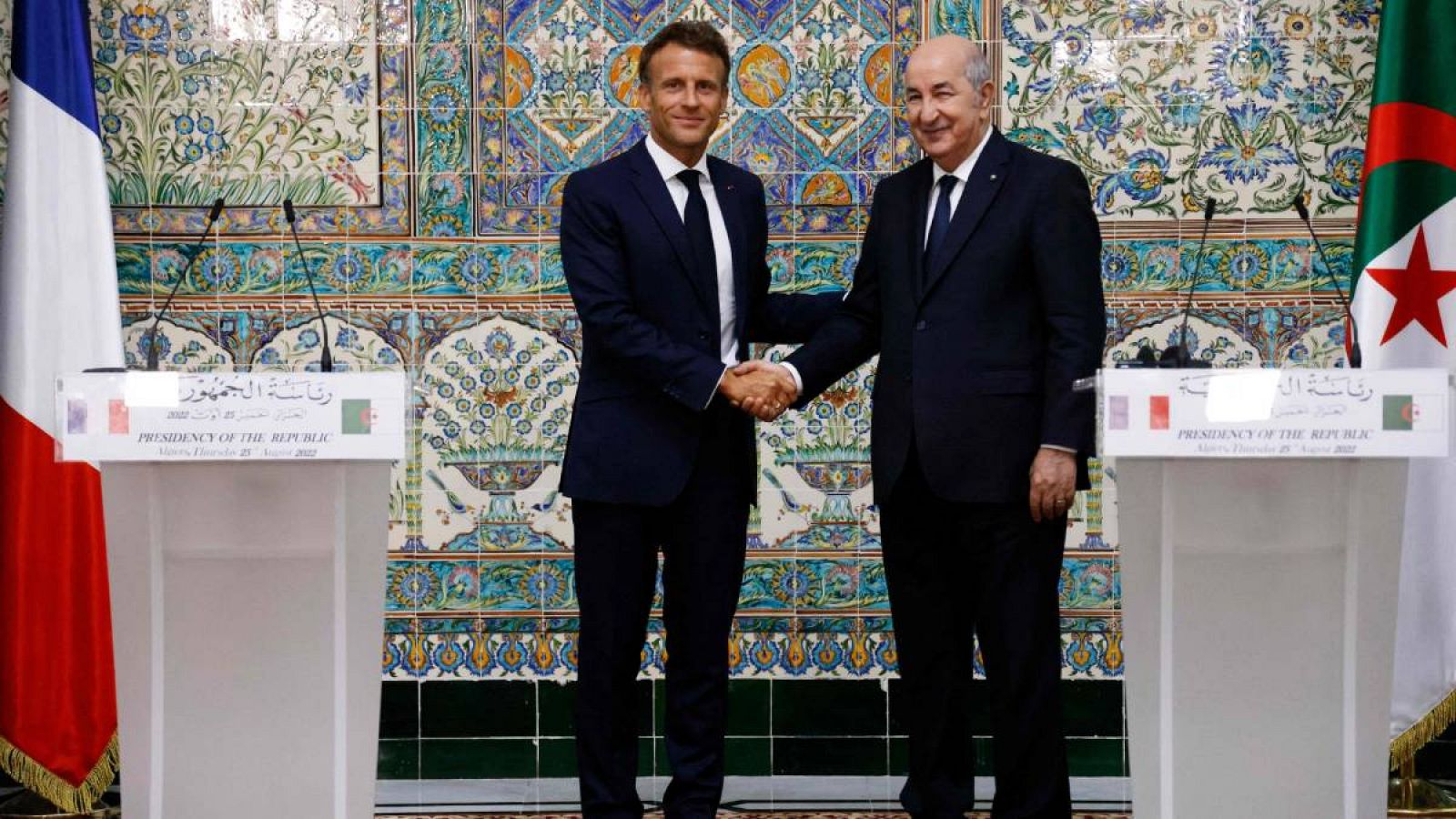 El presidente francés, Emmanuel Macron (izquierda), y el presidente de Argelia, Abdelmadjid Tebboune (derecha), se dan la mano mientras asisten a una conferencia de prensa conjunta en el palacio presidencial de Argel.