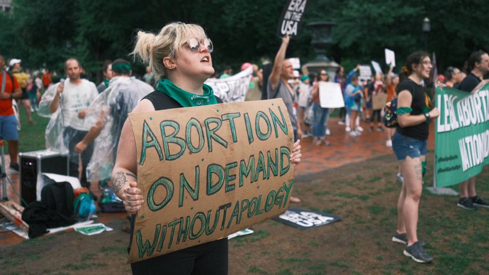 Fotografía de archivo fechada el 9 de julio de 2022 de personas protestando frente a la Casa Blanca para defender el aborto legal, en Washington (EE.UU).