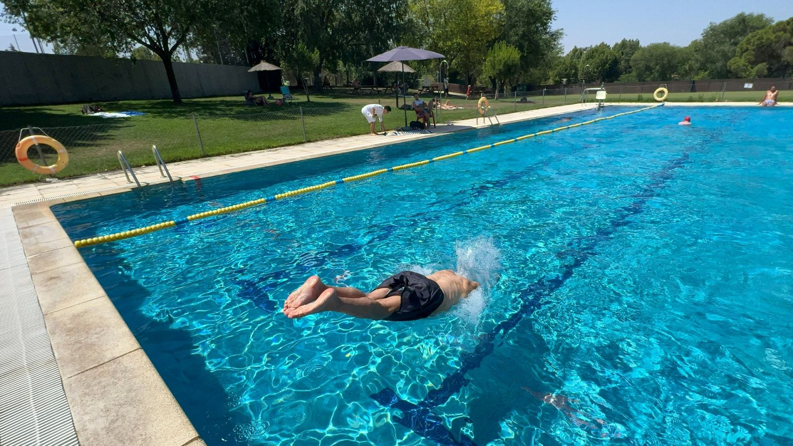 Un hombre se tira de cabeza a la piscina municipal del municipio madrileño de Villaviciosa de Odón