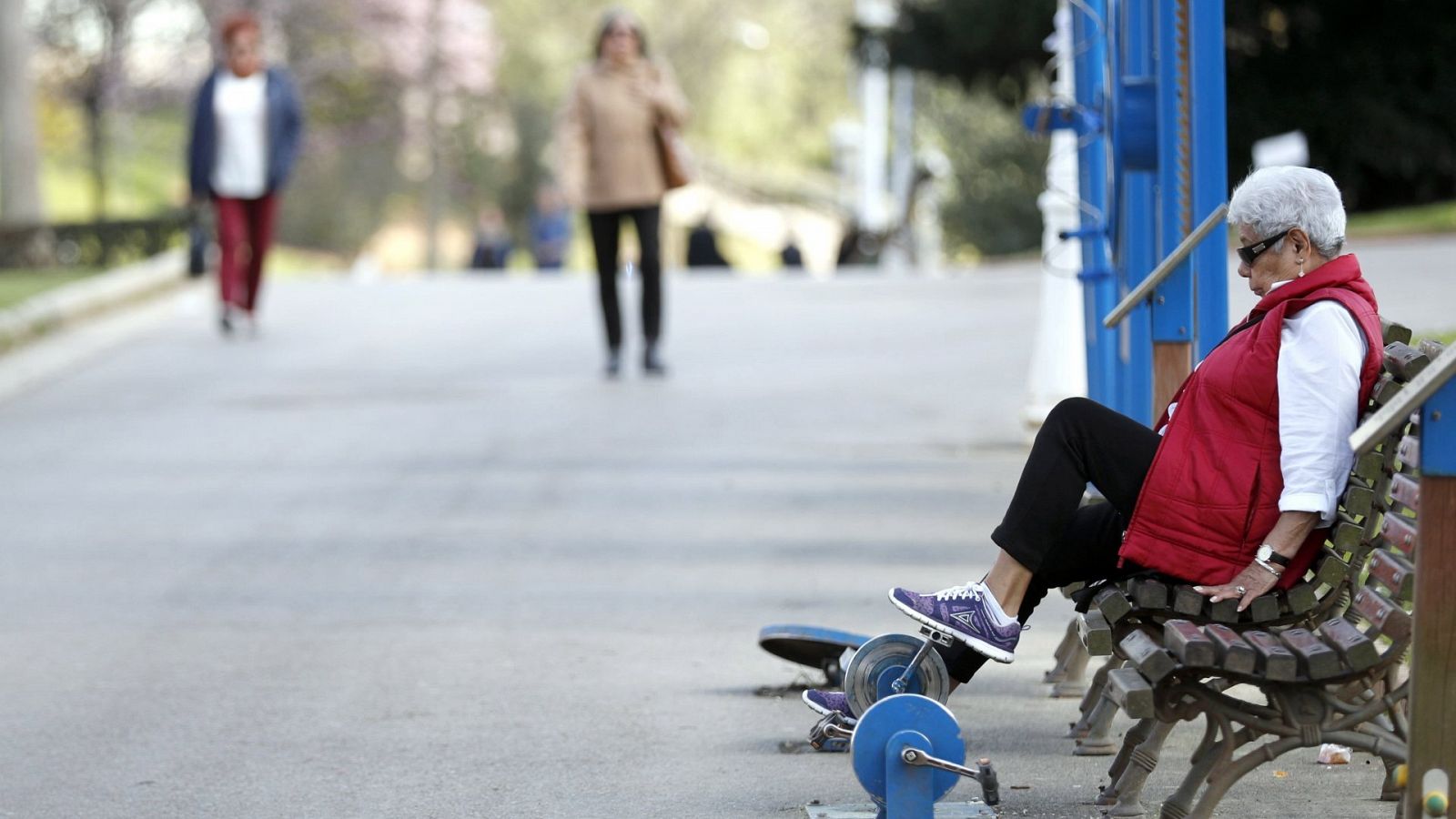 Una pensionista realiza ejercicio en un parque de Bilbao