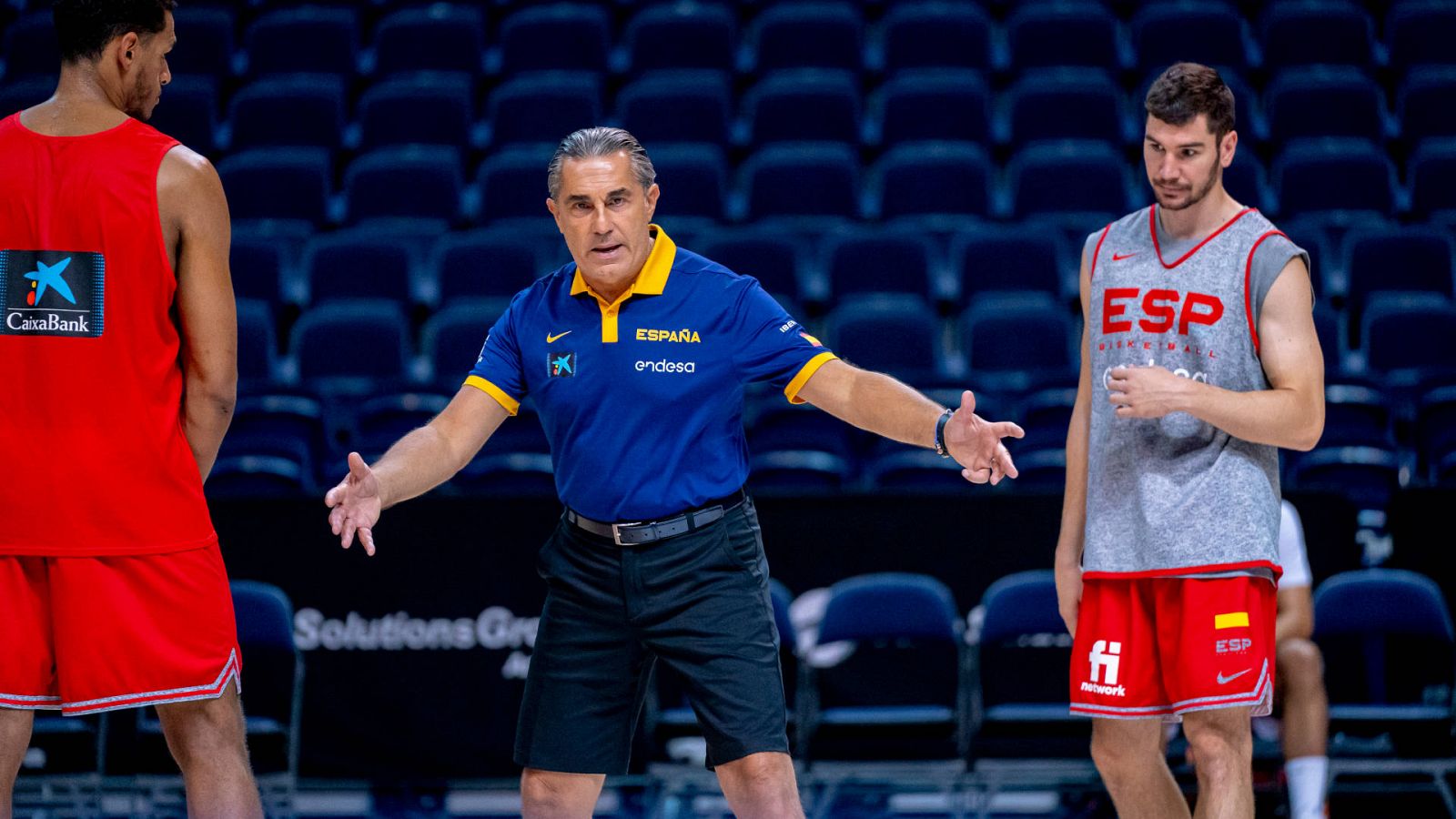 El técnico de la selección española, Sergio Scariolo, da instrucciones durante un entrenamiento