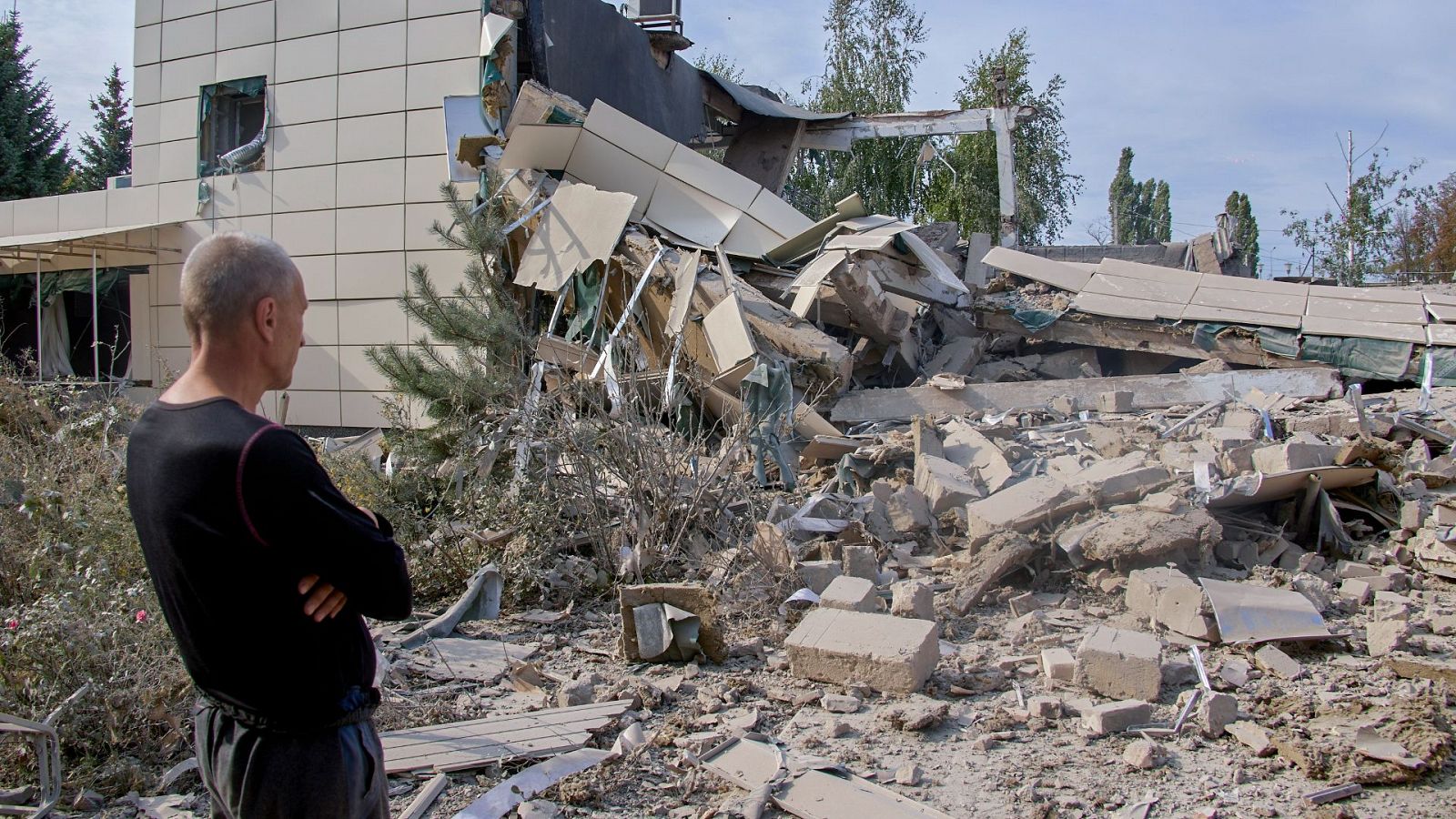 Un residente mira los escombros tras un bombardeo en la ciudad de Derhachi, Ucrania