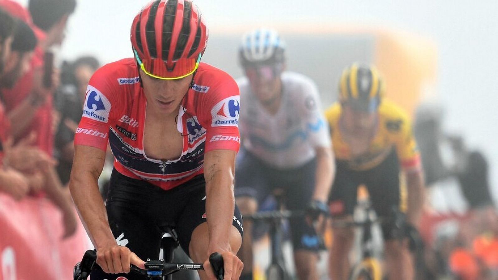 Remco Evenepoel, Enric Mas y Primoz Roglic durante una etapa de la Vuelta 2022.