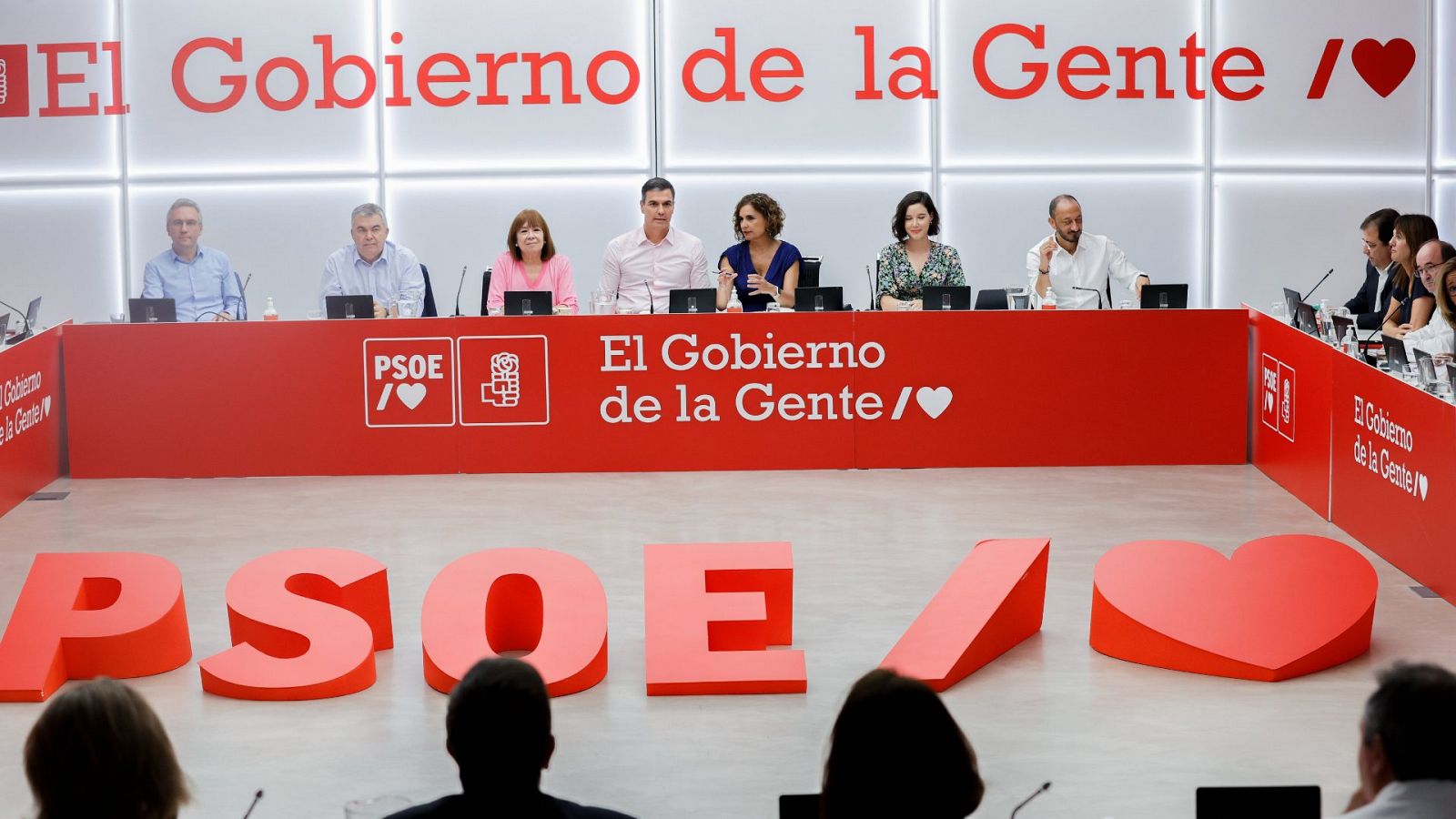 El presidente del Gobierno, Pedro Sánchez (c) junto a la presidenta del PSOE, Cristina Narbona (c-i) y la ministra de Hacienda y vicesecretaria general del partido, María Jesús Montero (c-d) durante la Ejecutiva Federal del PSOE