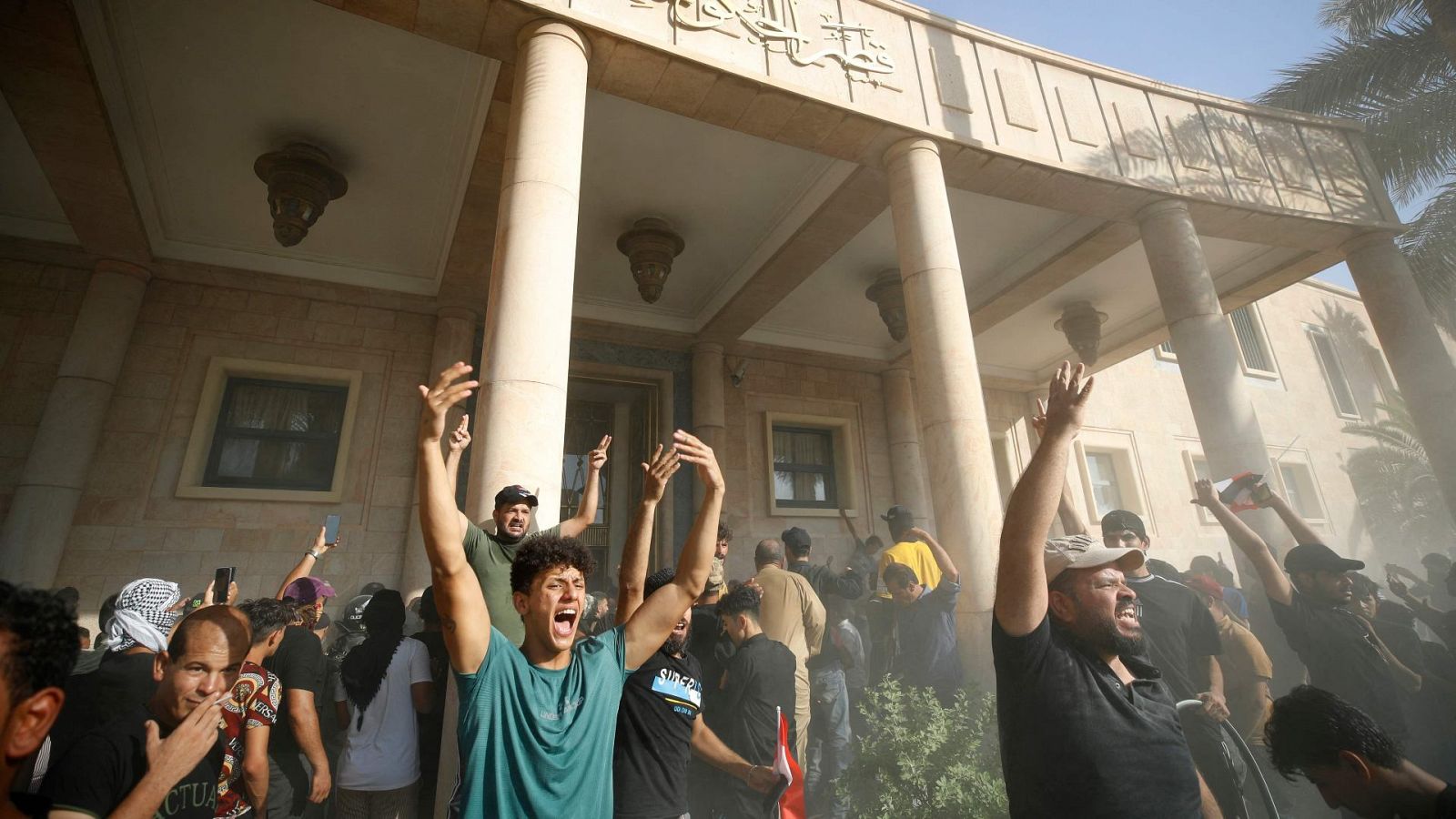 Partidarios del clérigo chií Muqtada al Sadr frente a la sede del gobierno en la Zona Verde de Bagdad