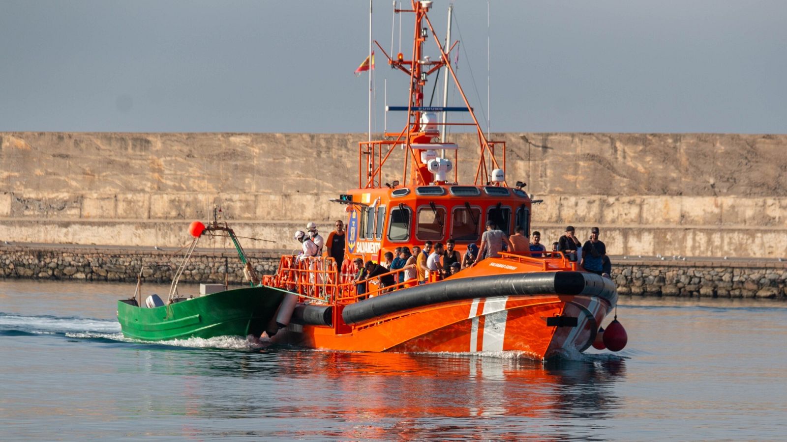Imagen de una embarcación de Salvamento Marítimo a su llegada a puerto