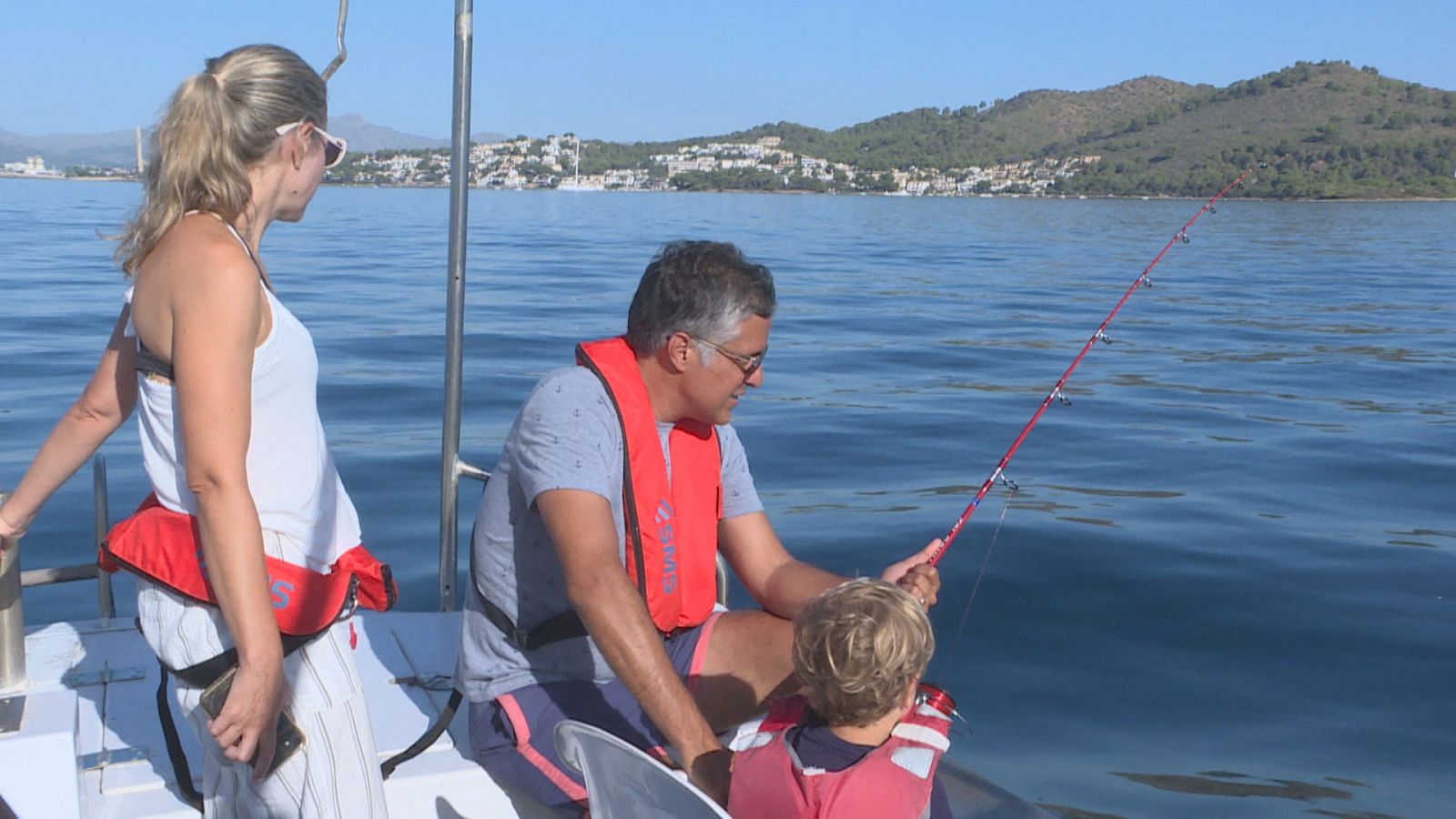  Un grup de turistes pescant amb canya al Port d'Alcúdia