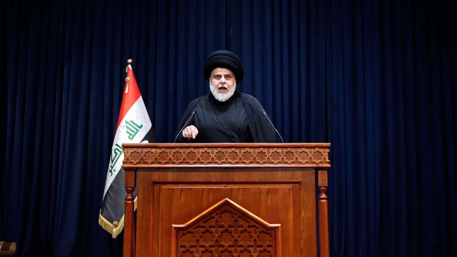 El clérigo chií Muqtada al Sadr durante un discurso desde su casa en Najaf, Irak