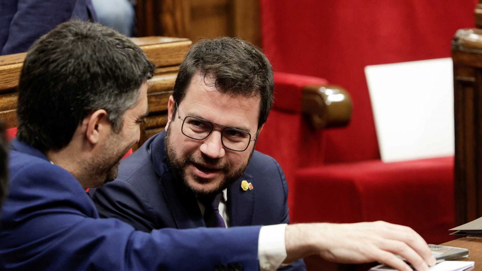 El president de la Generalitat, Pere Aragonès, conversa al Parlament amb el vicepresident Jordi Puigneró