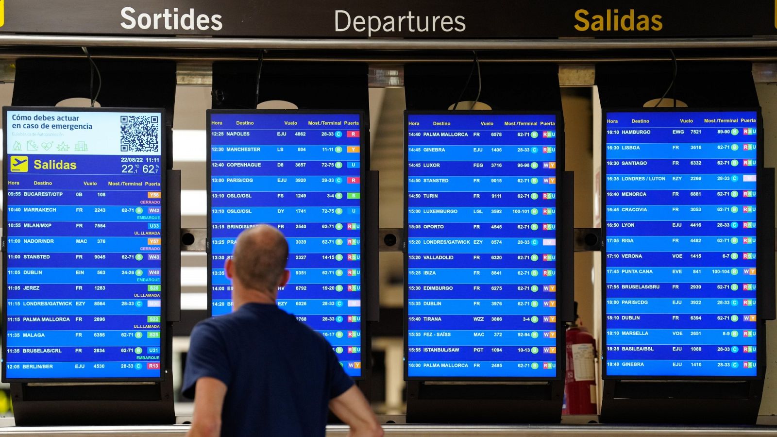 Un viajero mira los horarios de los aviones en un aeropuerto español