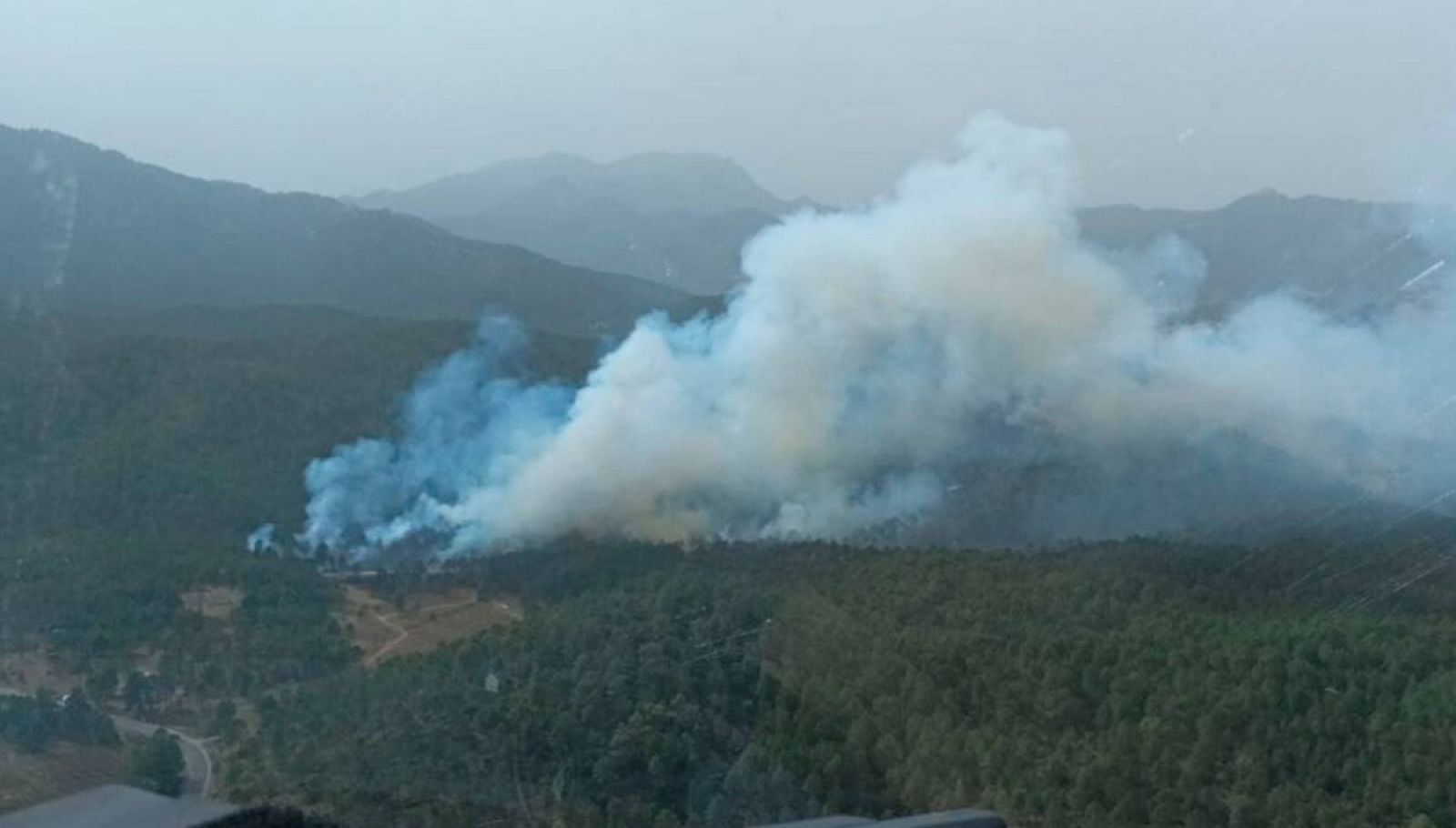 Imagen aérea del incendio forestal declarado este martes en Riópar, Albacete