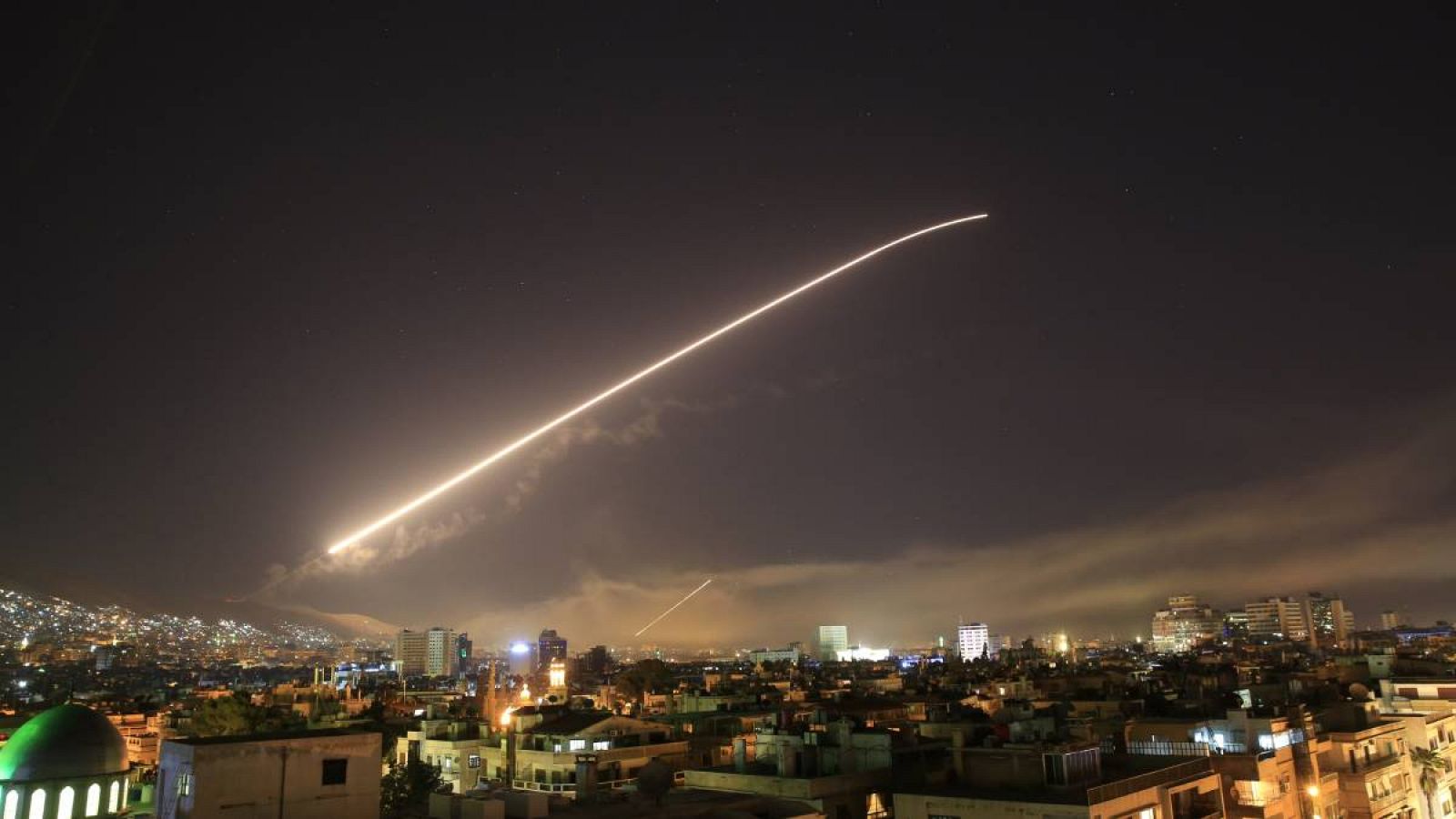 El cielo de Damasco con una luz por el fuego de misiles. (Imagen de archivo). 