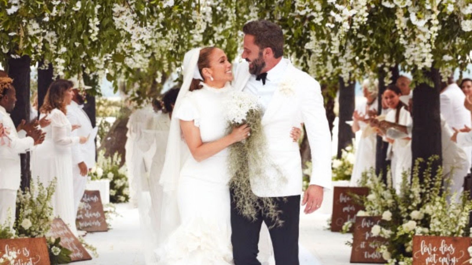 Jennifer López y Ben Affleck recién casados en su boda