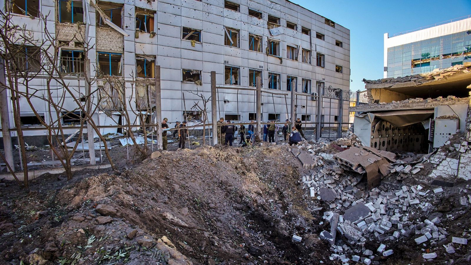 Un complejo deportivo dañado en los bombardeos rusos sobre la ciudad de Járkov