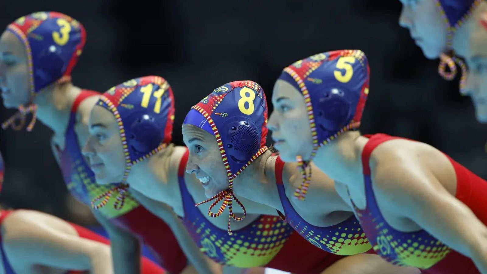 Las jugadoras de la selección española femenina de waterpolo, antes de saltar al agua en un partido del Europeo