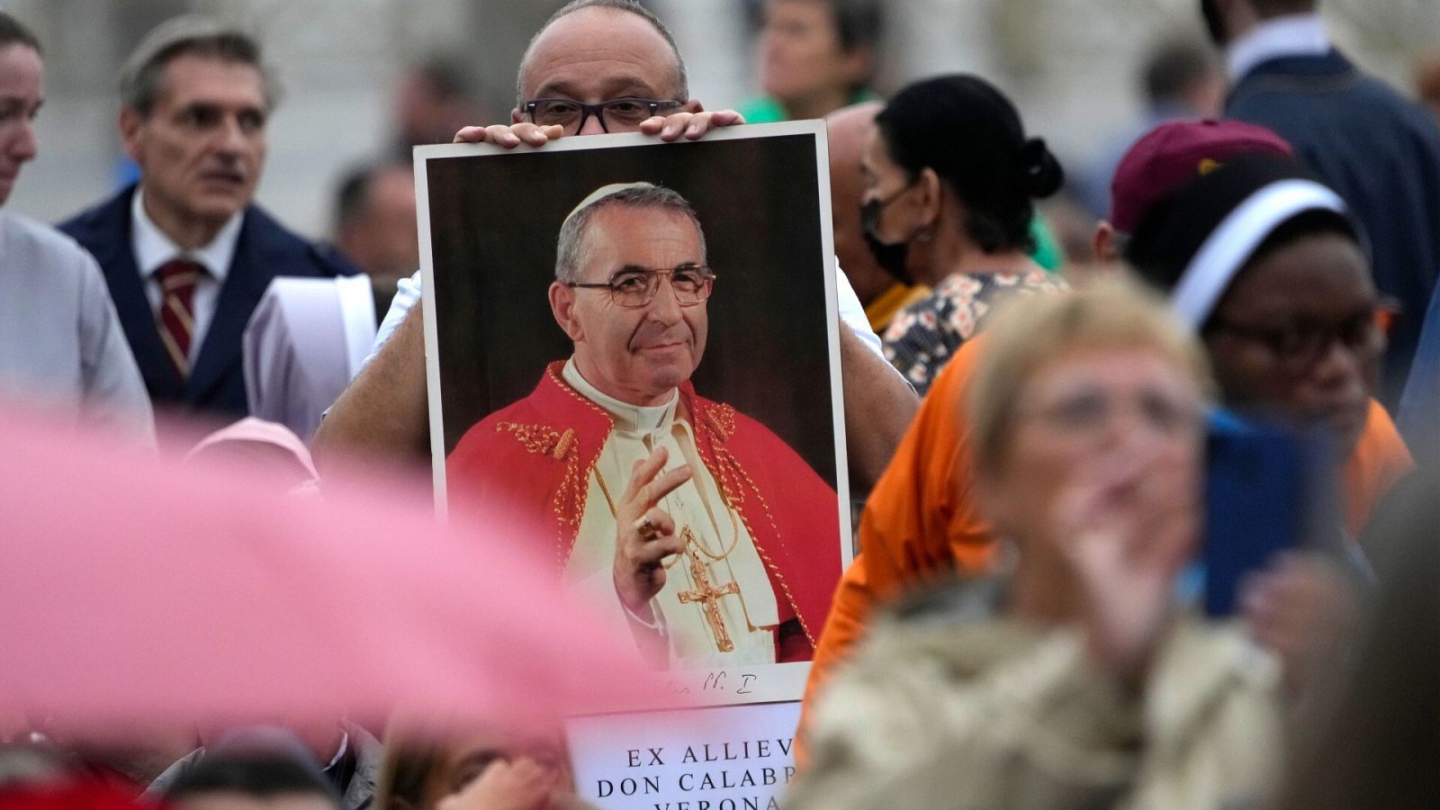 Varios fieles muestran una imagen de Juan Pablo I durante la misa de beatificación.