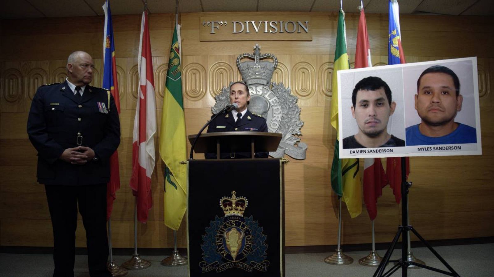 La subcomisionada Rhonda Blackmore habla mientras el jefe de policía de Regina, Evan Bray, a la izquierda, observa durante una conferencia de prensa en el cuartel general de la división "F" de la RCMP en Regina, Saskatchewan.