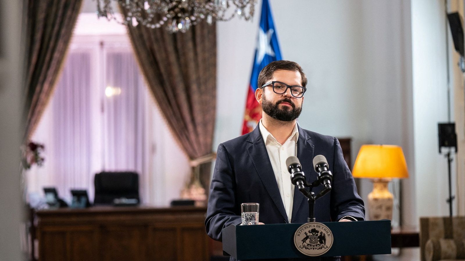 El presidente de Chile, Gabriel Boric, habla sobre los resultados del referéndum en el palacio de gobierno la Moneda en Santiago de Chile