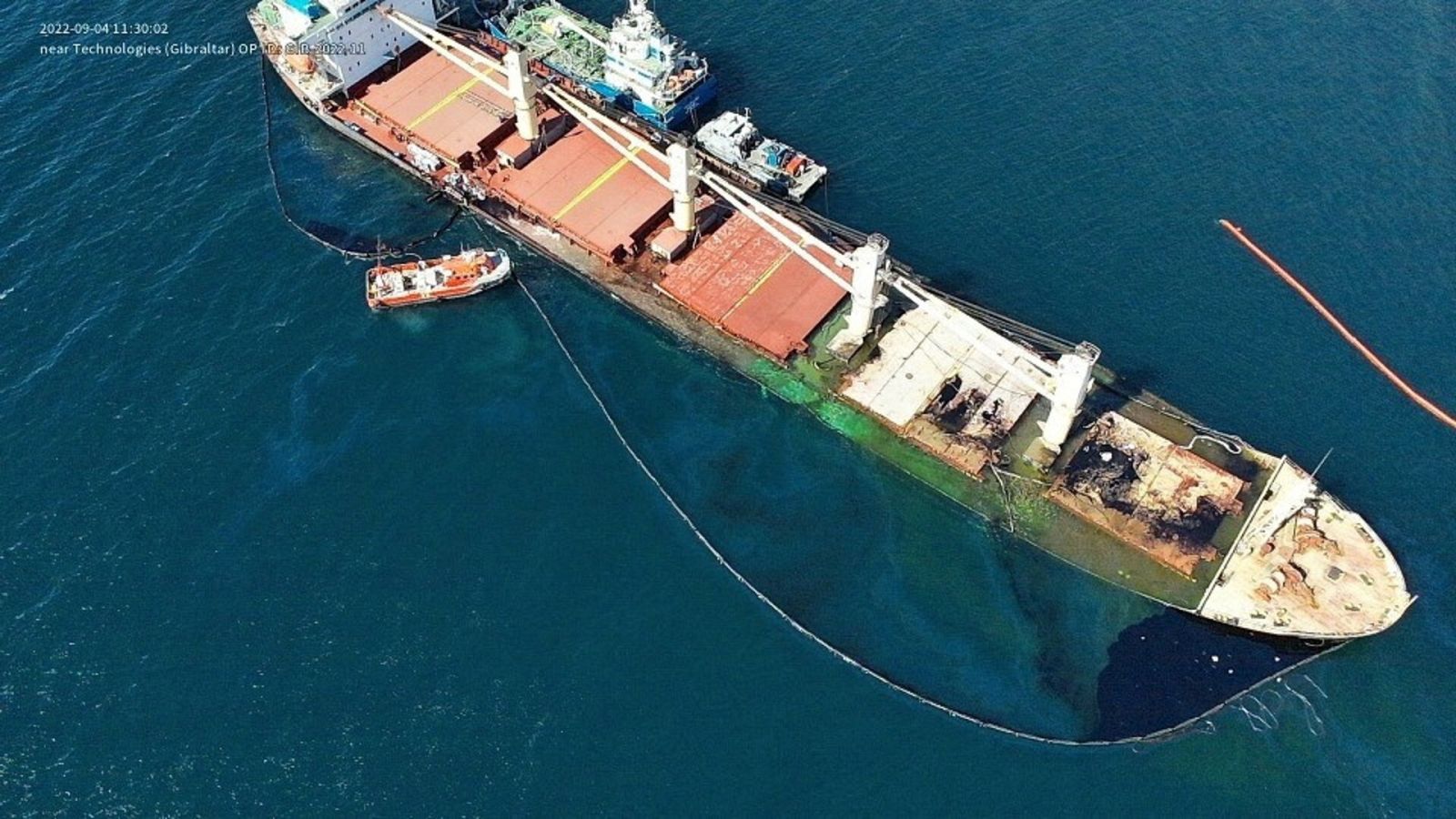 Vista aérea del buque granelero 'OS35' varado en Gibraltar 