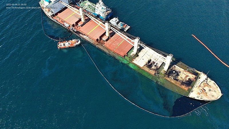 Vista aérea del buque granelero 'OS35' varado en Gibraltar 
