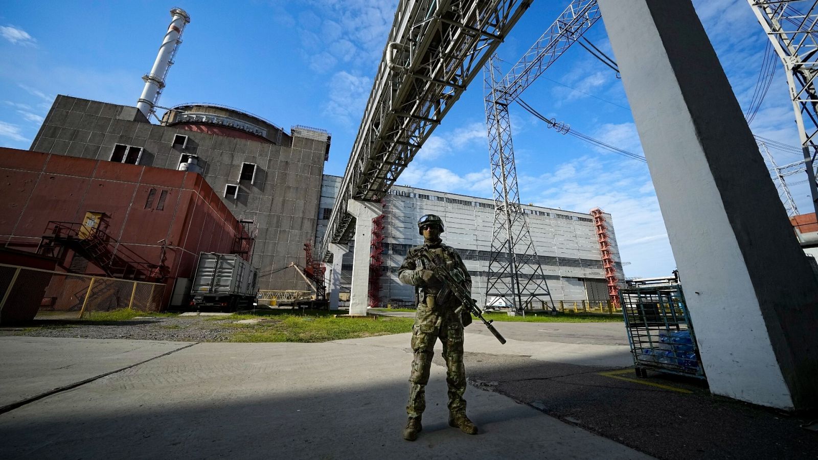 Un militar ruso vigila en una zona de la central nuclear de Zaporiyia en territorio bajo control militar ruso