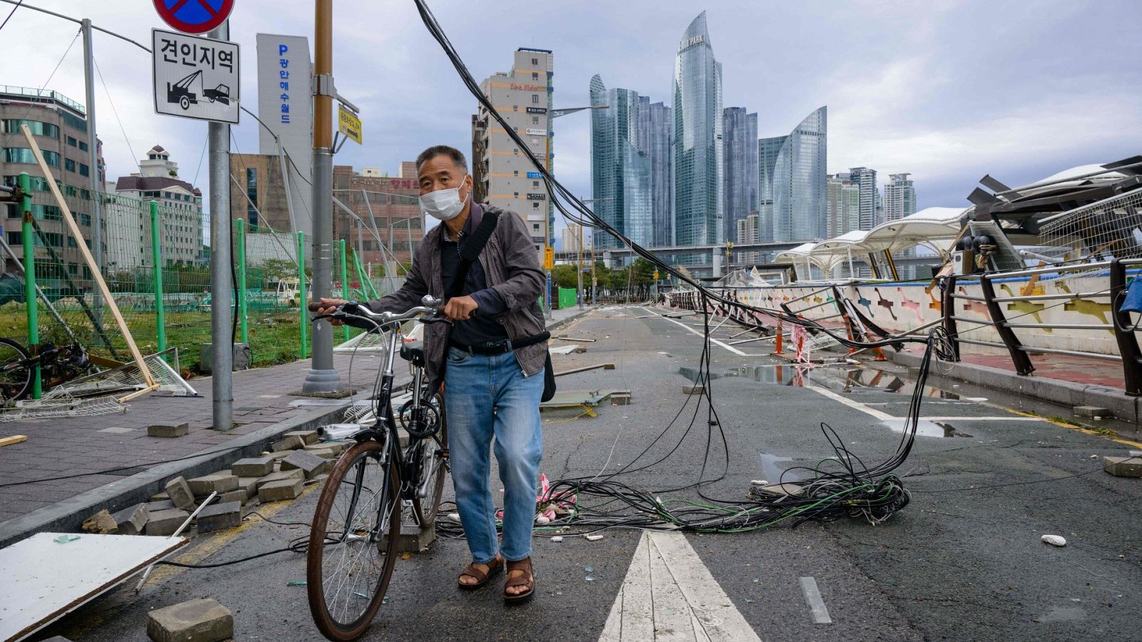 Un hombre en una calle afectada por el tifón Hinnamnor en Busan, Corea del Sur, el 6 de septiembre de 2022. Foto: Anthony WALLACE / AFP