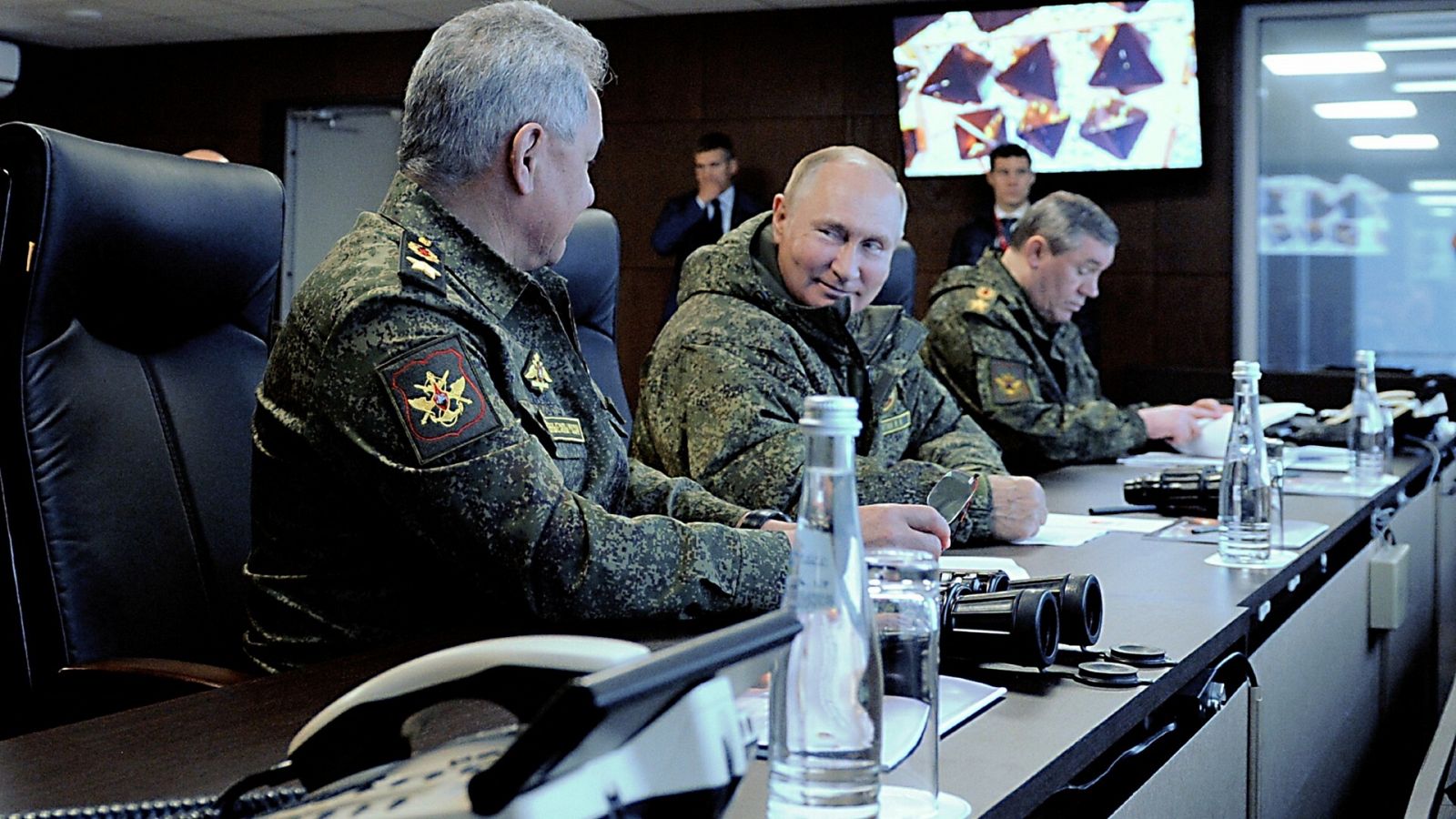 Vladímir Putin, presidente de Rusia, junto a su ministro de Defensa, Serguéi Shoigu, y el jefe de las Fuerzas Armadas, Valery Gerasimov, supervisa los ejercicios militares Vostok-2022 en Sergeievsky, en el Lejano Oriente ruso, este martes