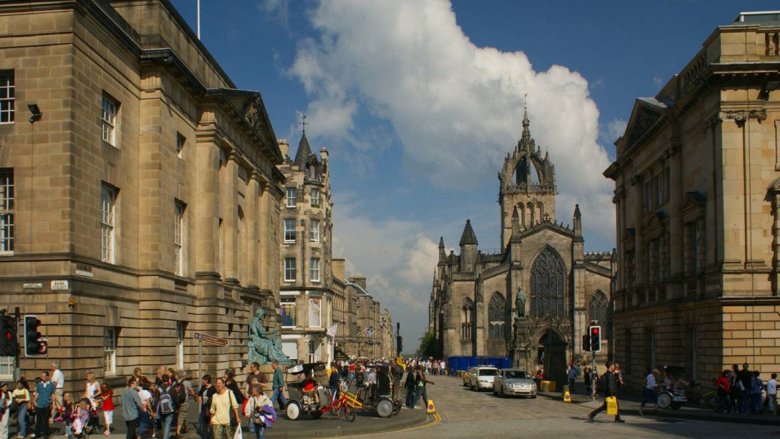 Personas caminan por las calles de Edimburgo. 