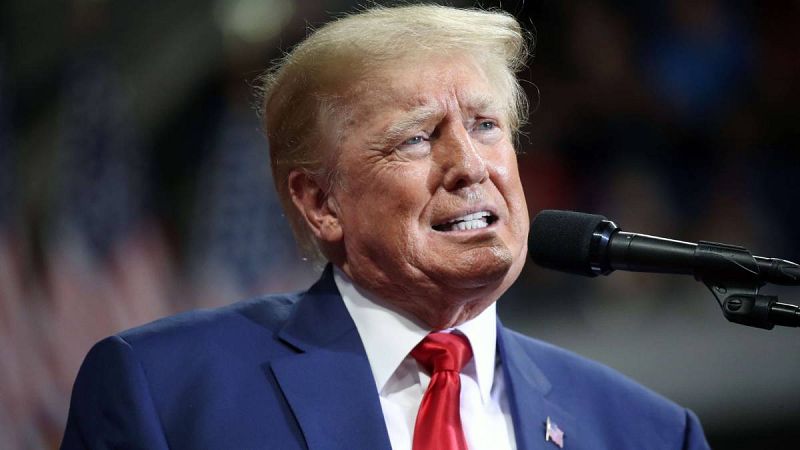 El expresidente Donald Trump habla con sus seguidores en un mitin para apoyar a los candidatos locales en el Mohegan Sun Arena en Wilkes-Barre, Pennsylvania. (Imagen de archivo).