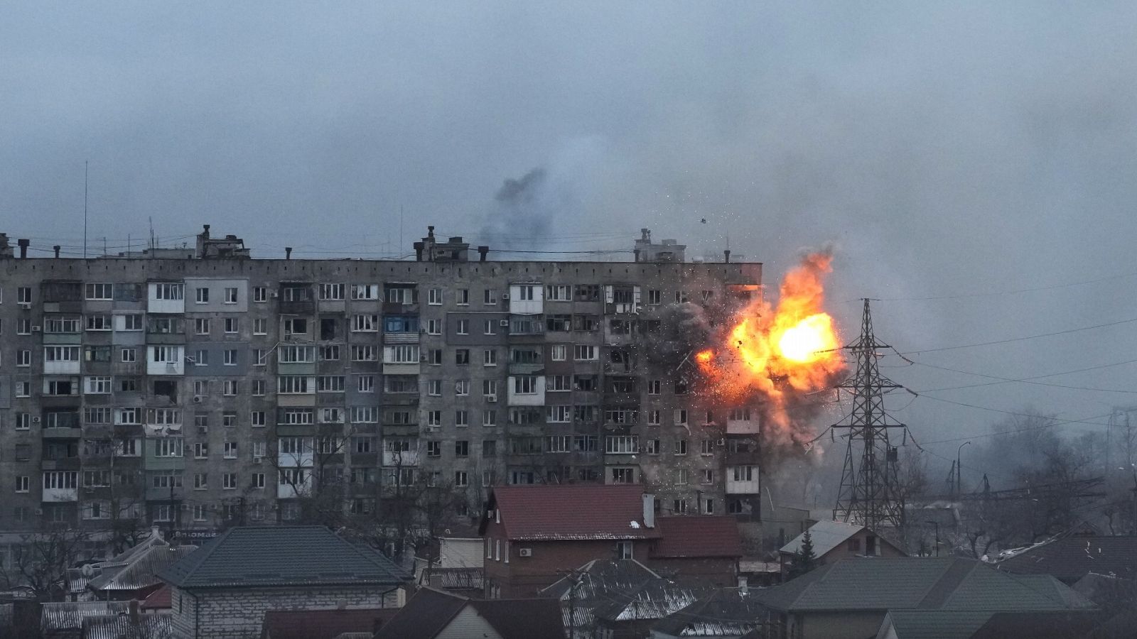 Bombardeo ruso sobre Mariúpol, Ucrania, el pasado marzo. AP Photo/Evgeniy Maloletka