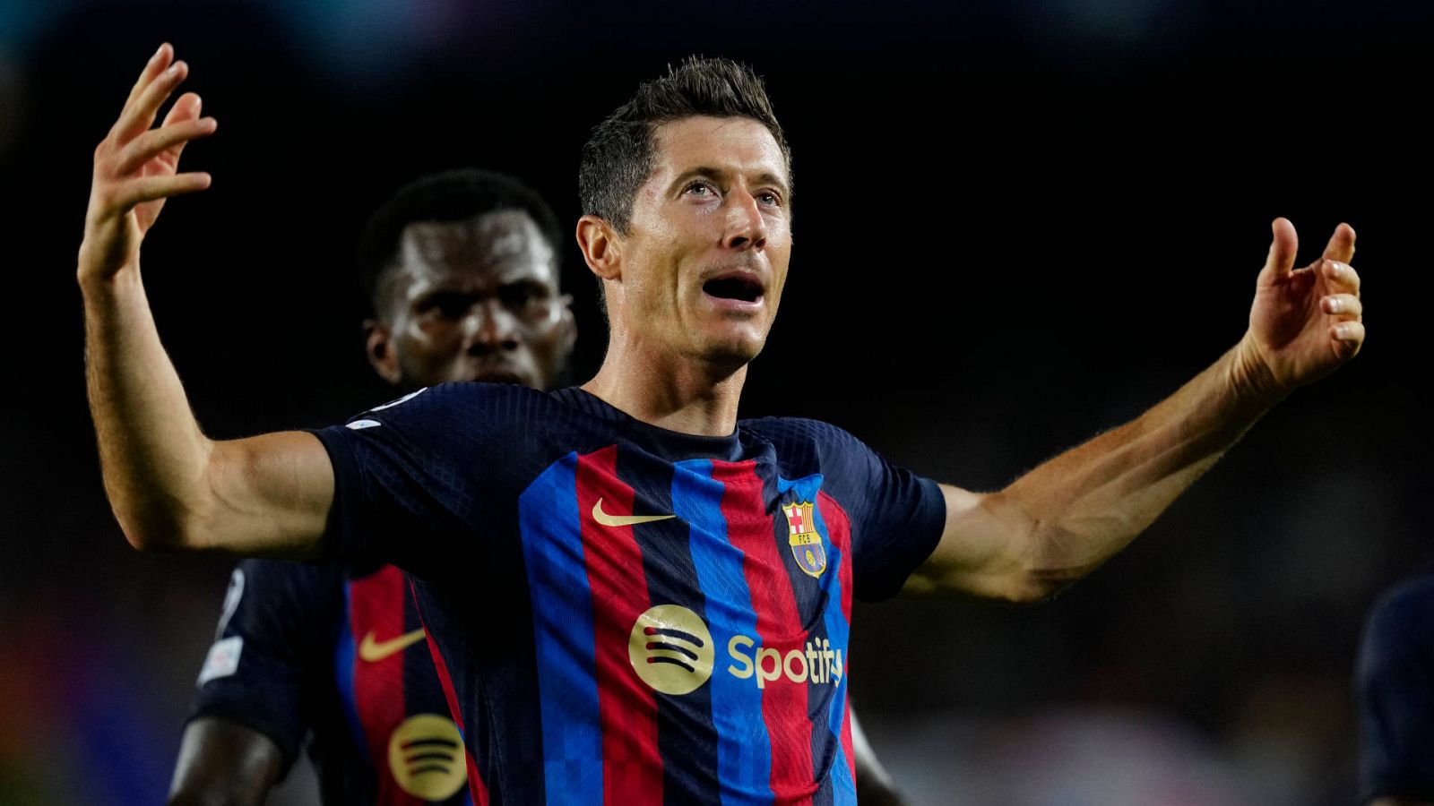 El jugador del FC Barcelona Robert Lewandowski celebra tras marcar un gol al Viktoria Pilsen