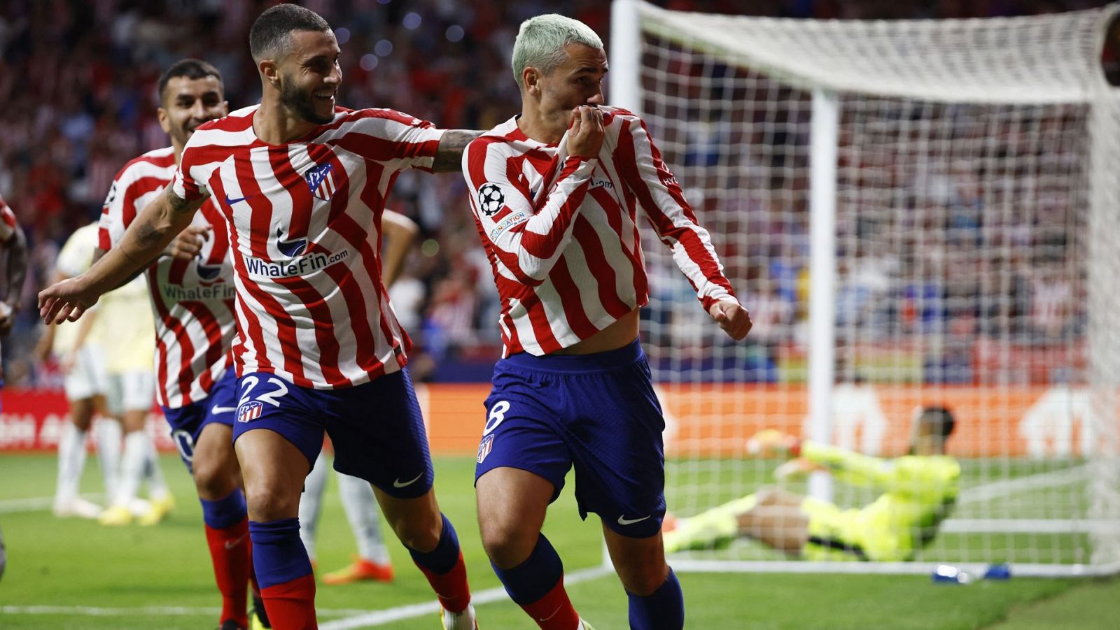 Mario Hermoso y Antoine Griezmann, goleadores del Atlético ante el Oporto, celebran el tanto del segundo.