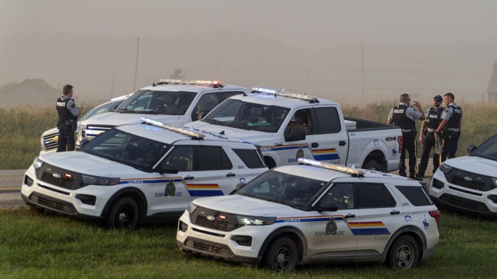 La policía y los investigadores se reúnen en el lugar donde arrestaron a un sospechoso de apuñalamiento en Rosthern, Saskatchewan.