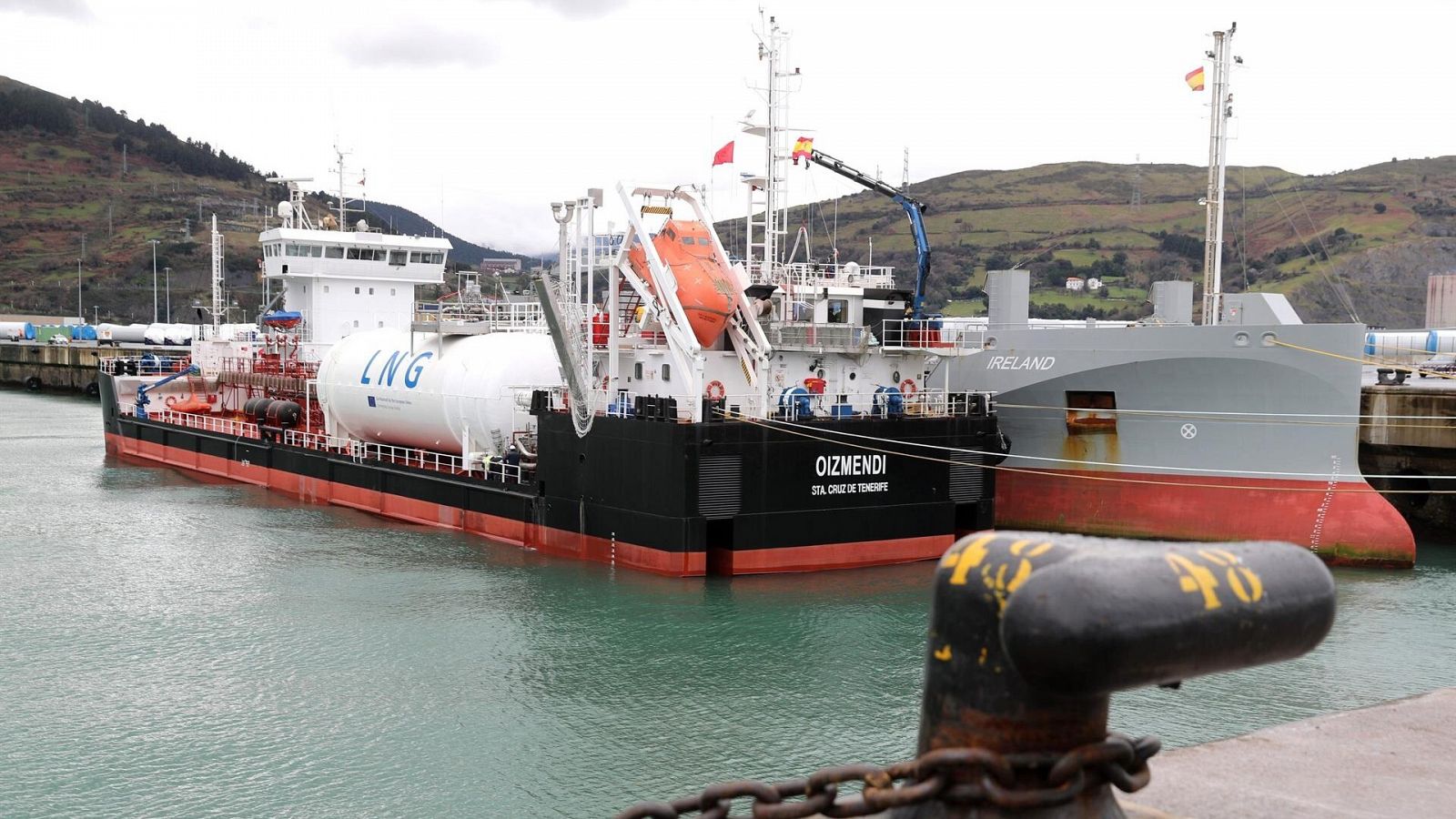 Un barco gasero aprovisiona a un cementero en el puerto de Bilbao