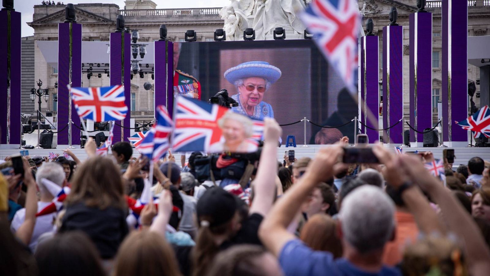 Una multitud homenajea a Isabel II en la rotonda de la reina Victoria, durante la conmemoración del jubileo de platino
