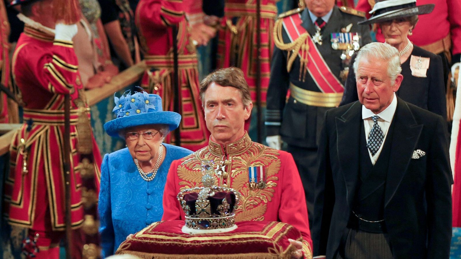 La reina Isabel II y el príncipe Carlos durante la Apertura del Estado del Parlamento en 2017