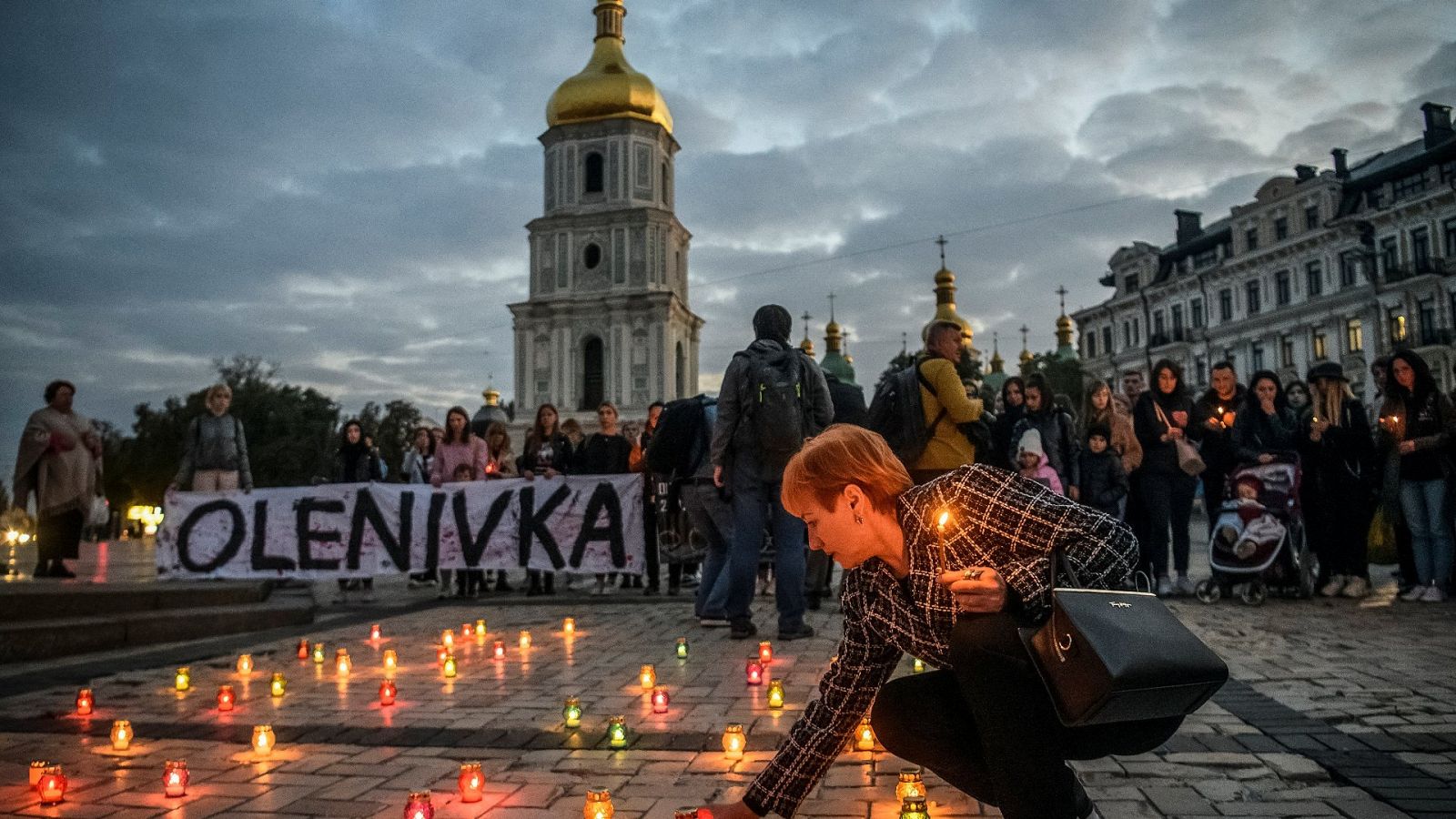 Manifestación que exige reconocer a Rusia como patrocinador estatal del terrorismo por haber matado a prisioneros de guerra ucranianos