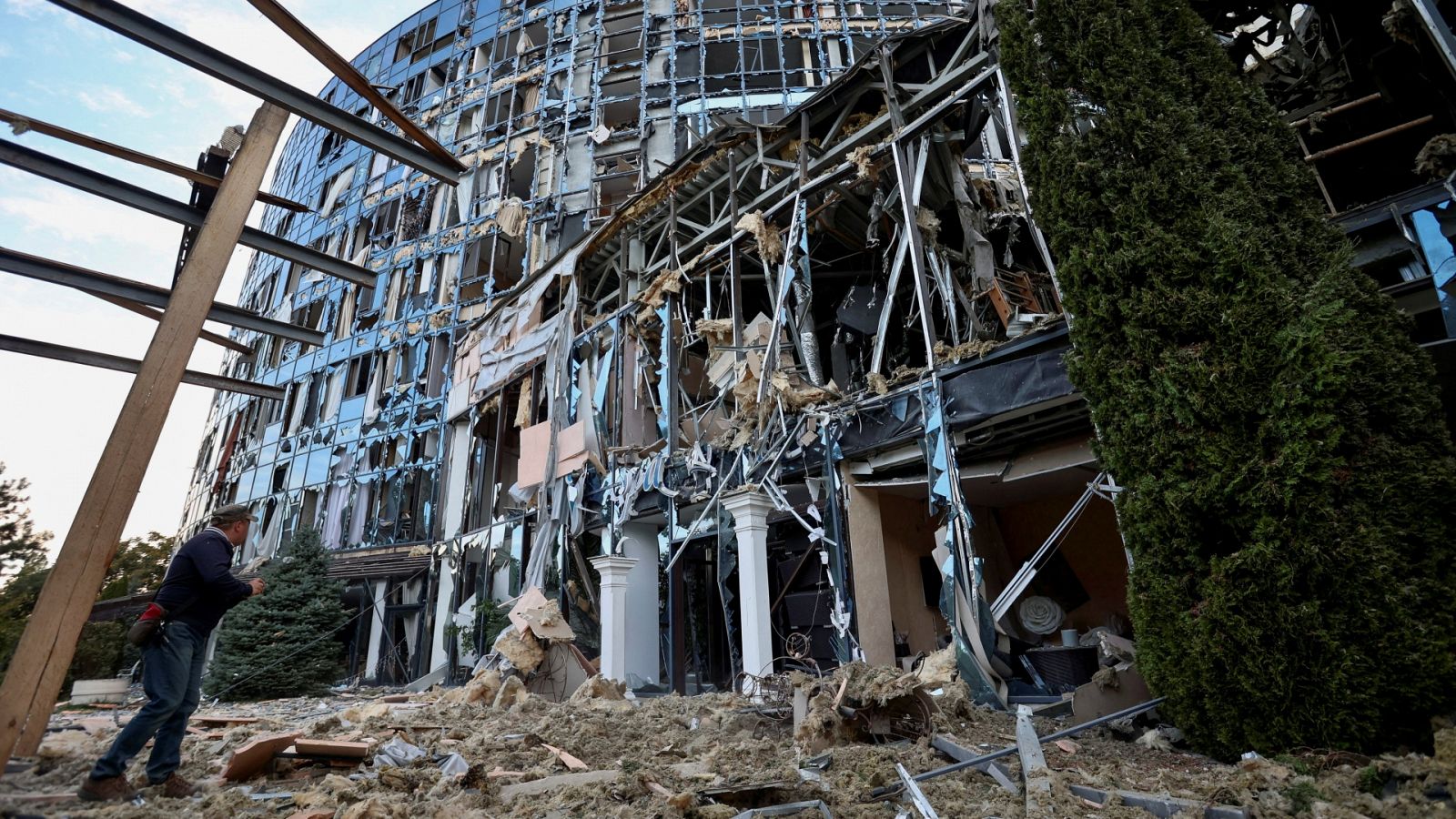 Un edificio destruido por los bombardeos en la región de Járkov.