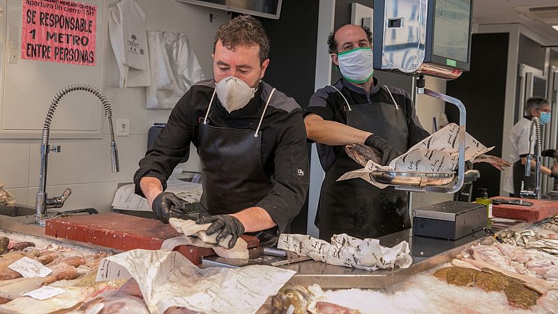 Unos pescaderos preparan el género en el mercado de Zaragoza