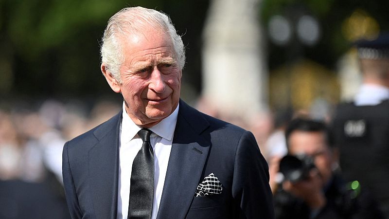 El rey Carlos III en los alrededores del palacio de Buckingham