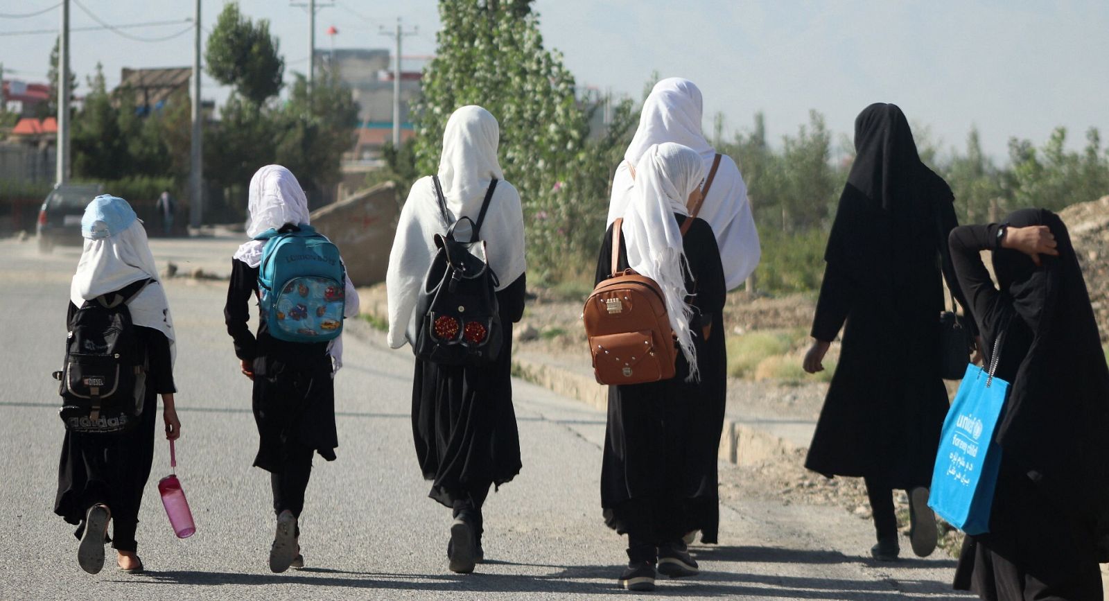 Un grupo de niñas de camino a la escuela en Gardez, provincia de Paktya, donde a principios de semana reabrieron varias escuelas de secundaria