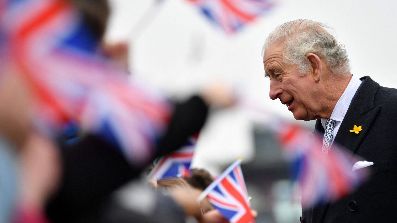 Carlos III de Gran Bretaña saluda al público durante su visita a Southend